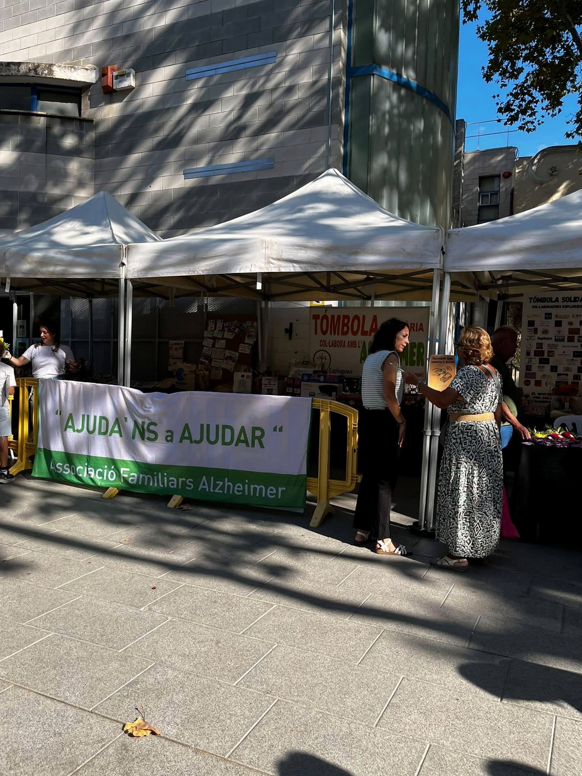Portal d'actualitat i informació de Junts per Esplugues Voluntaris i veïns a la tòmbola solidària