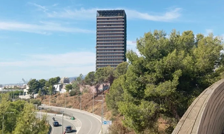 El gratacel Tower One d'Esplugues corona l'skyline metropolità